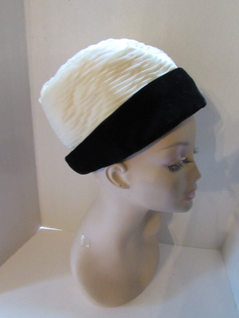 Vintage Bucket Style Hat Black Velvet Brim Cream Pleated Crown